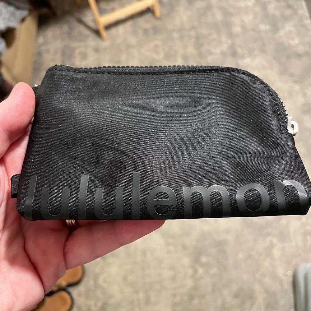 Lululemon clippable card pouch - black